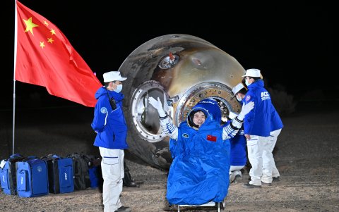 El astronauta chino Ye Guangfu saluda después de ser retirado de la cápsula de regreso de la nave espacial tripulada Shenzhou-18