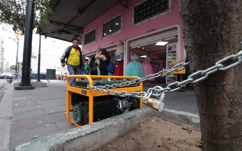 Métodos. Algunas personas hasta los han encadenado a los árboles para evitar que los aparatos sean sustraídos. Los comerciantes piden más resguardo policial.