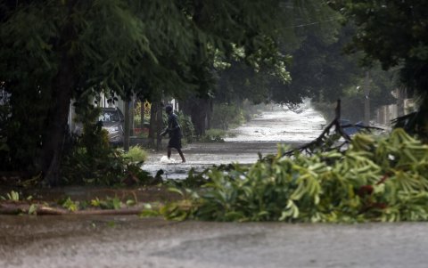 Una persona camina por una calle inundada de La Habana debido al paso del huracán Rafael.