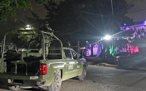 Integrantes del Ejercito Mexicano, resguardan las instalaciones de la Fiscalía General del Estado (FGE), la madrugada de este jueves.