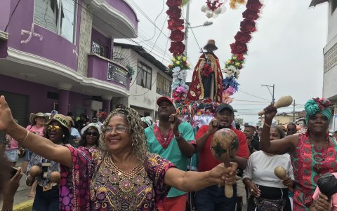 A la procesión náutica de San Martín en Esmeraldas, acudieron muchos devotos.