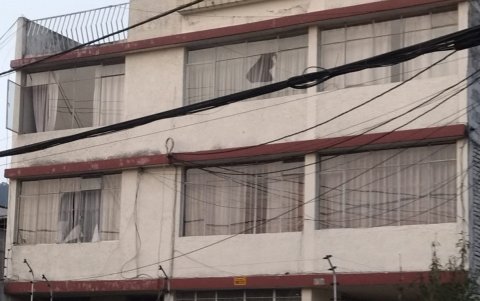 Una de las tres casas afectadas por la onda expansiva tenía los vidrios de las ventanas rotos.