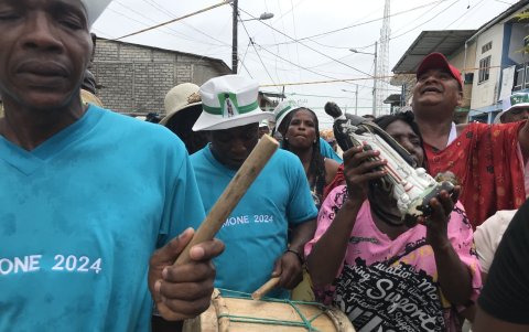 Con instrumentos de antaño los devotos de San Martínentonan los diferetnes temas para adorar a su patrono.