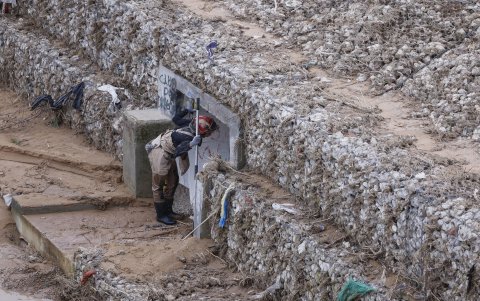Un miembro de la Unidad Militar de Emergencia UME realiza tareas de búsqueda en el barranco del Poyo, a la altura la localidad valenciana de Catarroja, este viernes.