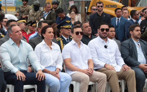 Marcela Aguiñaga y Daniel Noboa juntos en un evento de la prefectura del Guayas.