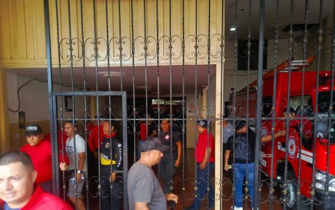 Personal. Los bomberos, además, ejecutaron una protesta, mientras que un edil presentó una denuncia. Señala a seis integrantes de la entidad.