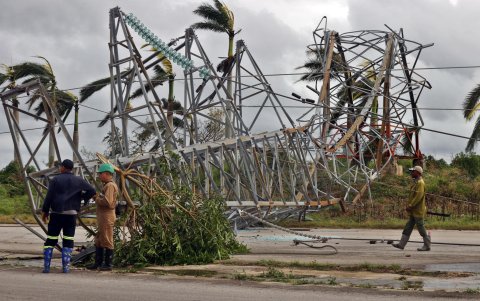 Trabajadores observan una torre de energía caída tras el paso del huracán Rafael, este jueves la provincia de Artemisa (Cuba).