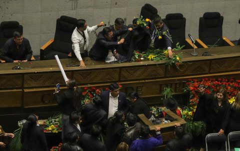 Parlamentarios oficialistas afines al expresidente Evo Morales lanzan tomates y plantas al vicepresidente, David Choquehuanca, este viernes durante una sesión en la Asamblea Legislativa, en La Paz.