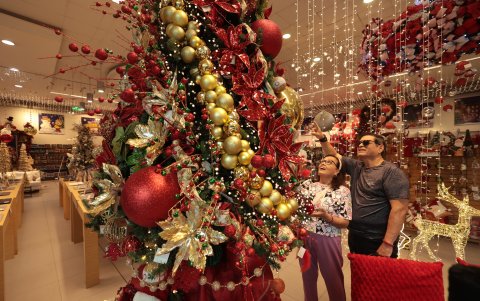 Al Salón de Navidad se acercan los ciudadanos más entusiastas de la Navidad.