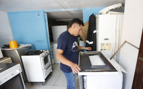 El local de Jéssica Quito también recibe, aunque no es común, cocinas de inducción, además de lavadoras y refrigeradoras.