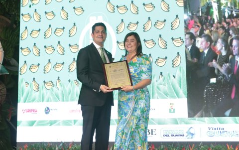 Entrega de placa reconocimiento Prefectura de el Oro. Karina torres vice prefecta El Oro a Jorge Encalada.