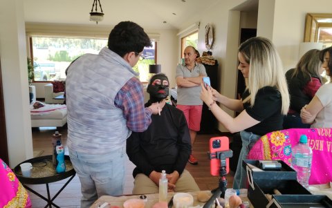 El rostro se pinta de color oscuro, en los ojos tiene vivos colores.