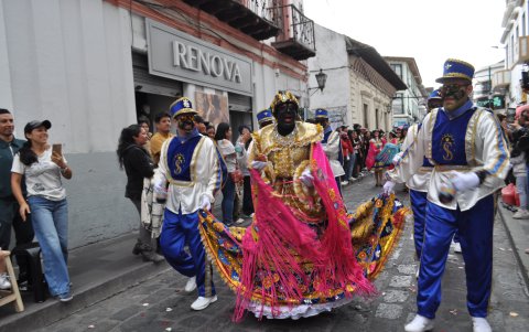 José Semanate, Mama Negra 2024 con su traje que desfila este sábado.