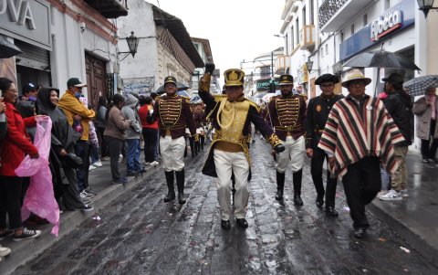Javier Molina, abanderado 2024, flameara la bandera multicolor por las calles de Latacunga.