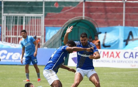 Emelec no pudo ante Macará en Ambato y sacó un empate 1-1, pese a que iba ganando con gol de Sebastián González (d)