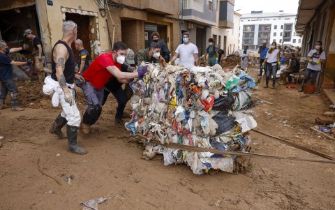 Recolección de materiales en zonas afectadas.