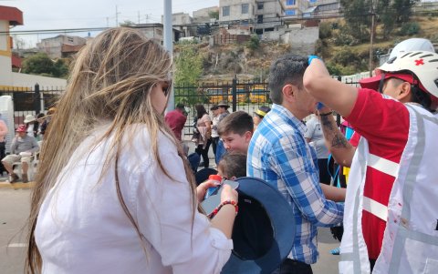 voluntarios de la Cruz Roja atendieron a las personas que resultaron con heridas.