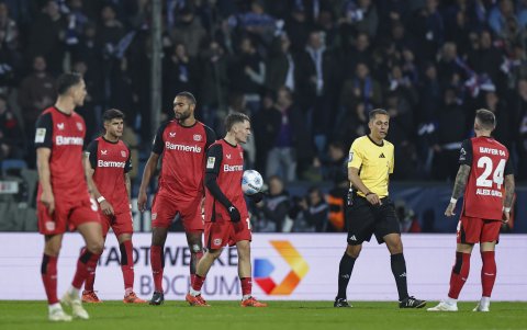 Desilusión en los rostros de Leverkusen tras ser empatados al final del partido por Bochum