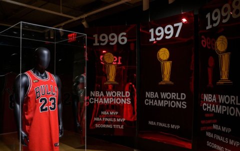 Hace poco solo una camiseta de MJ con la que logró varios títulos en los Bulls llegó a costar cerca de 10 millones.