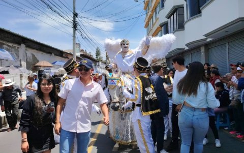 En el desfile el  Ángel de la Estrella daba alabanzas a la virgen de La Merced.