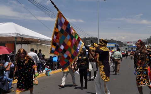 El abanderado flameo su bandera tricolor en las calles de Latacunga.