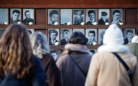 Adornos rosales en los restos del muro.