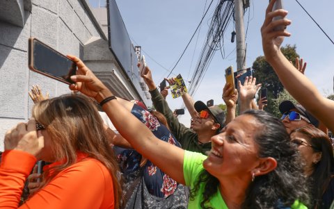 Cerca de un centenar de personas particulares se agolparon para ver el ingreso del ciclista olímpico.