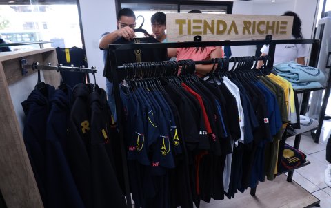 La marca de la Locomotora del Carchi crece con gorras, jersey y diversos implementos en la Richie Store.