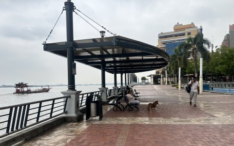 Guayaquil. La urbe debe crear muelles públicos, pues carece de estos. El que había en Puerto Santa Ana se perdió. Allí hay un restaurante.