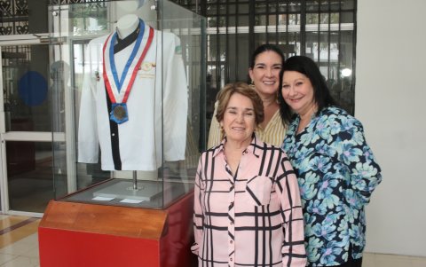 Ángela Molinari, Angelina Pita Molinari y Giselle Molinari, junto a uno de los objetos de Gino Molinari que fueron exhibidos.