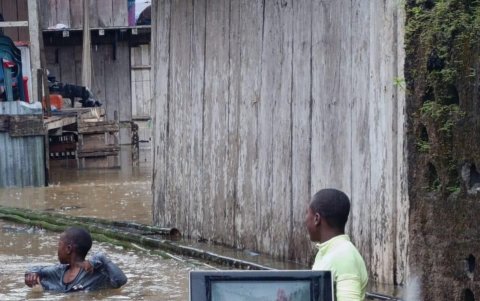Personas intentan salvar sus pertenencias en las inundaciones