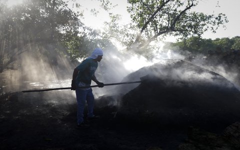 Espavé. Un hombre trabaja en la fabricación de ‘carbón de manglar’.