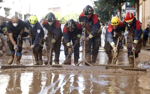 Decenas de voluntarios continúan extrayendo lodo de las calles
