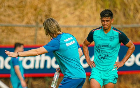 Sebastián Beccacece y Javier Arreaga en el entrenamiento.