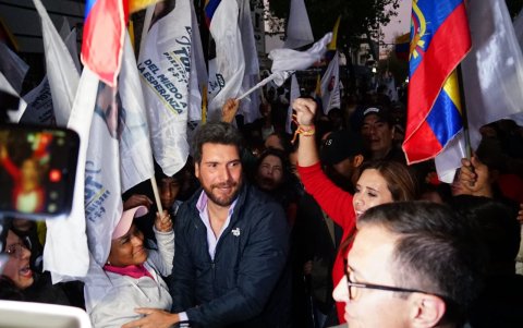 Jan Topic se presentó este domingo en las afueras del TCE para escuchar la resolución sobre su candidatura.