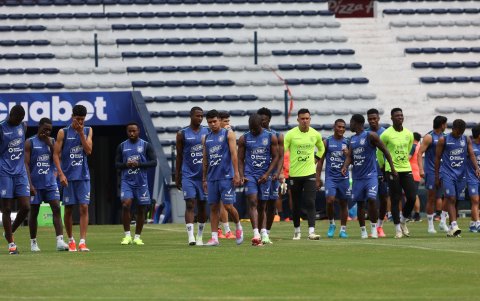 Los jugadores de la selección nacional en el estadio Capwell.