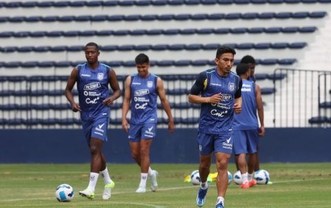 Ángel Mena (d) durante el entrenamiento de este lunes 11 de noviembre en el Capwell.