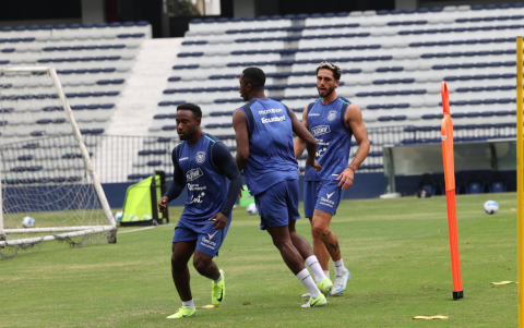 Leonardo Campana (d) entrenando con la selección ecuatoriana.