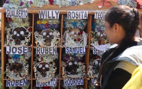 Una mujer observa las