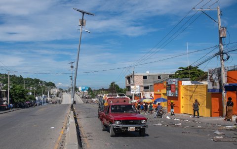Un automóvil transita por una calle vacía en Puerto Príncipe (Haití).