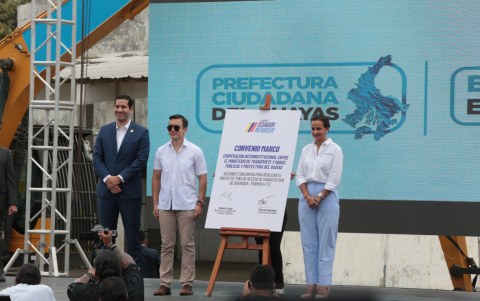 El presidente Daniel Noboa junto a Roberto Luque y Marcela Aguiñaga.