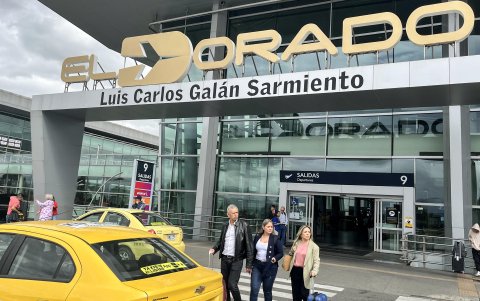 Una de las entradas del aeropuerto internacional El Dorado en Bogotá (Colombia).