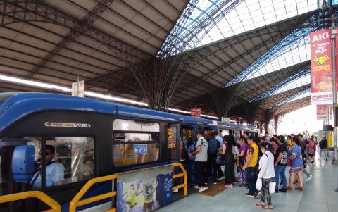 Las personas llegan hasta la terminal Río Daule para tomar un bus de la metrovía