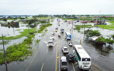 Invierno. Cada año, en medio de las fuertes lluvias, la vía Babahoyo - Jujan se anega, ocasionando caos vehicular.