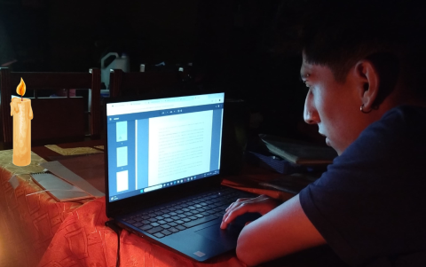 Ecuador continúa con apagones diarios, ahora hasta de 12 horas.