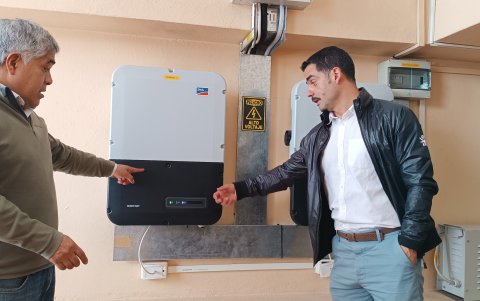 Medida. El sistema de paneles solares instalados en la Universidad Politécnica Salesiana generan 17.000 kilovatios hora de energía al año. /