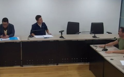 Felipe Jácome, de Tercer Mundo, expone a los ediles que la crisis del país también afecta a los artistas locales.