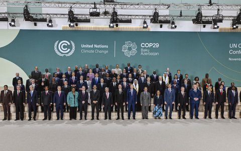 Tras la foto protocolaria, en la que también figuró el presidente del Consejo Europeo, Charles Michel, los jefes de Estado y de Gobierno presentes prorrumpieron en un aplauso.