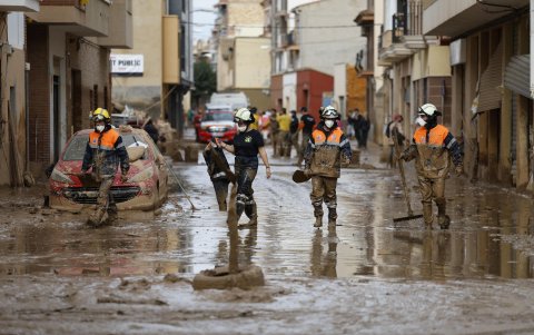 Efectivos de Bomberos trabajan en la limpieza de una calle de Paiporta (Valencia).