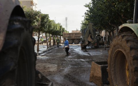 Continúan las labores de retirada de barro y lodo en Masanasa (Valencia) este lunes.